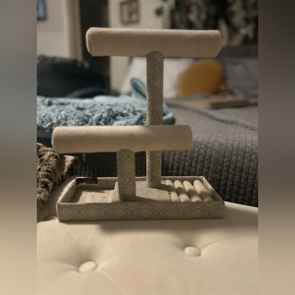 Elegant Jewelry Stand with Patterned Design